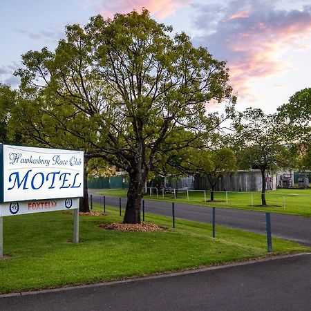 Hawkesbury Race Club Motel Windsor Exteriér fotografie The entrance to the motel