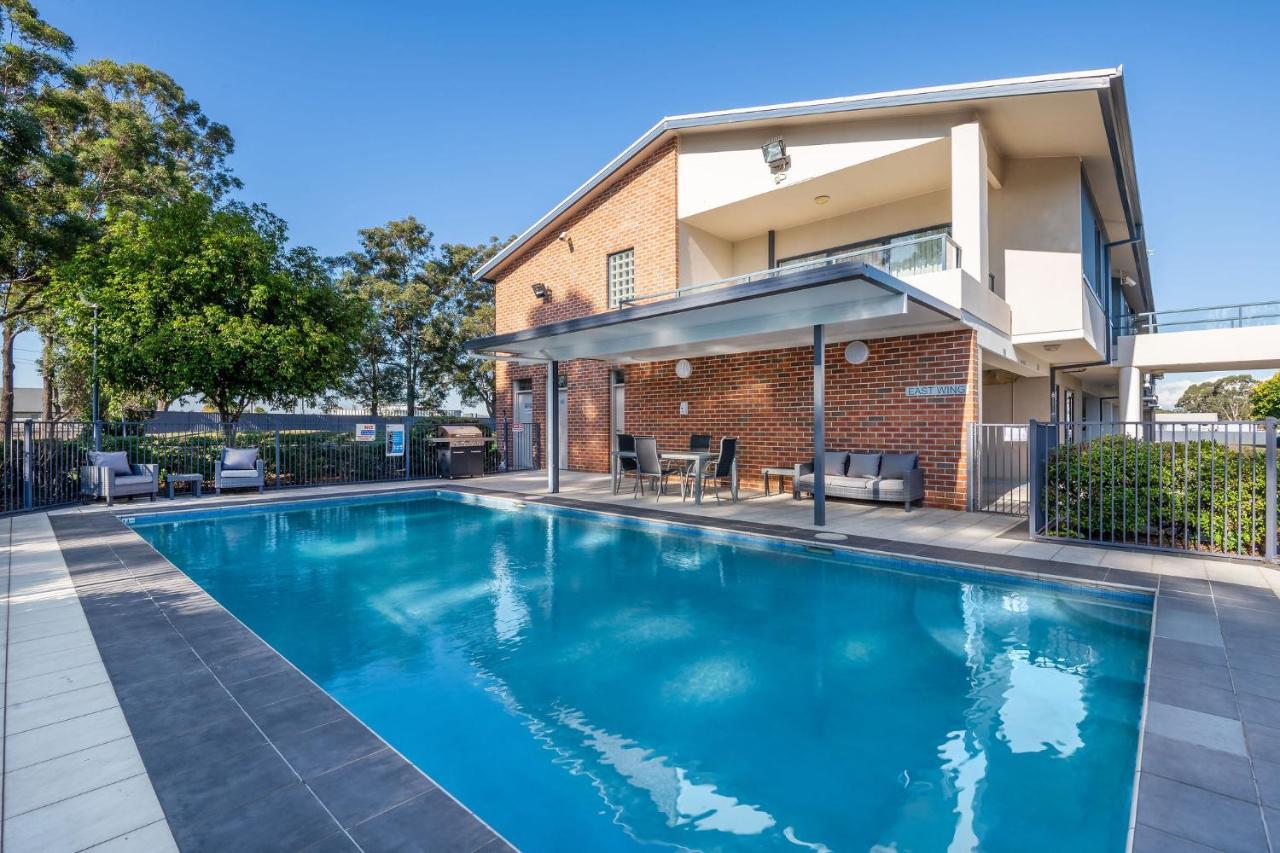 Hawkesbury Race Club Motel Windsor Exteriér fotografie A swimming pool in Australia