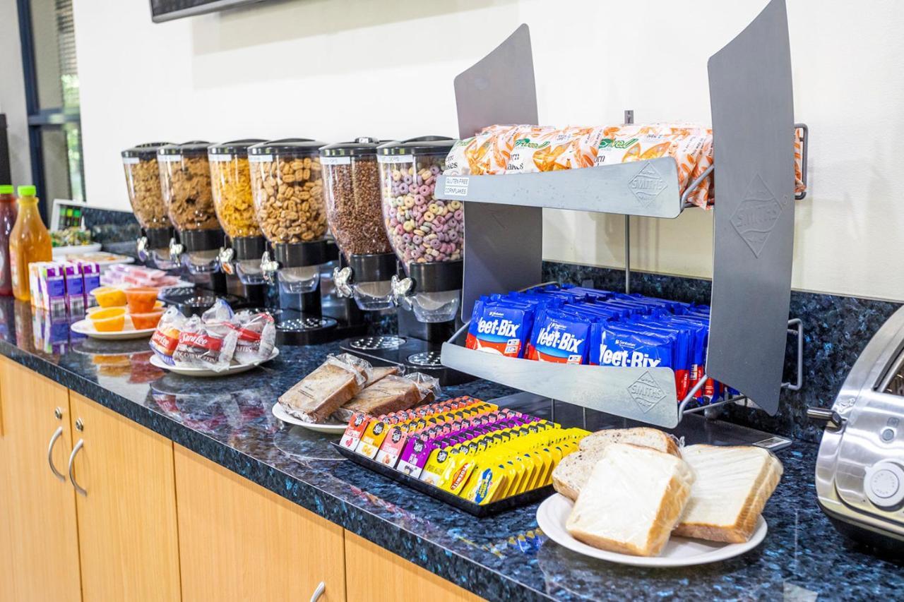 Hawkesbury Race Club Motel Windsor Exteriér fotografie A cereal bar at a hotel