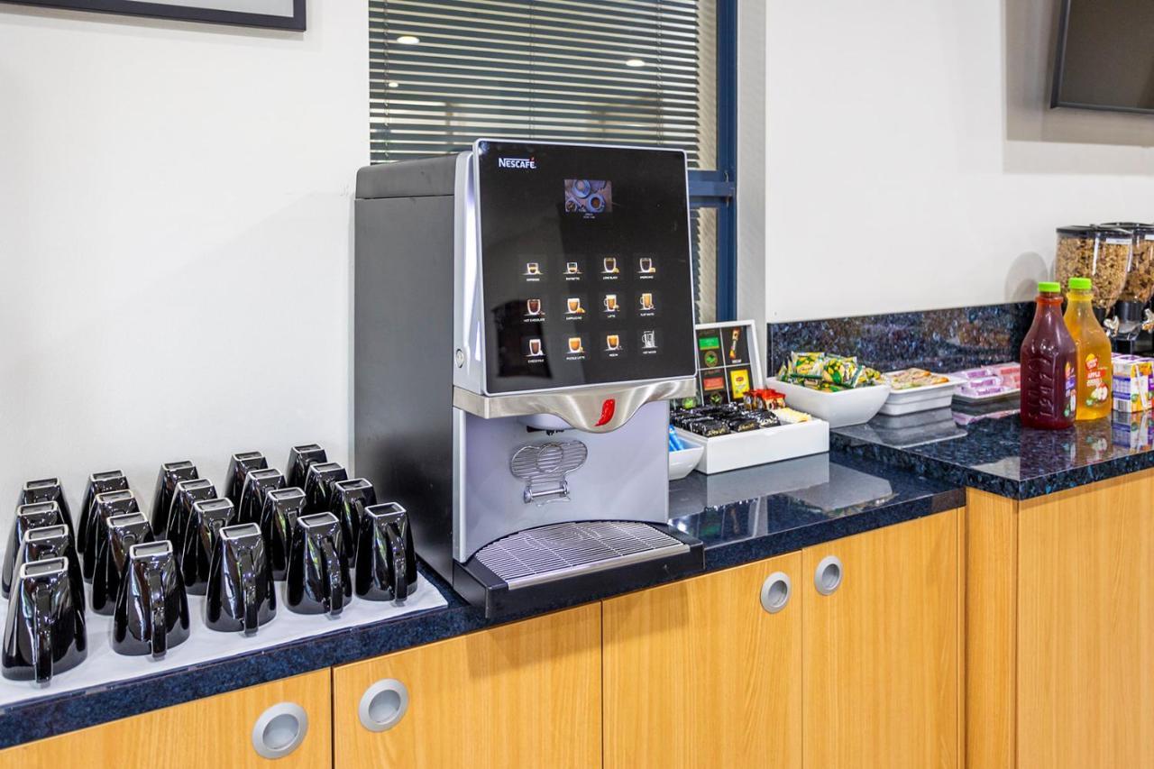 Hawkesbury Race Club Motel Windsor Exteriér fotografie A coffee machine