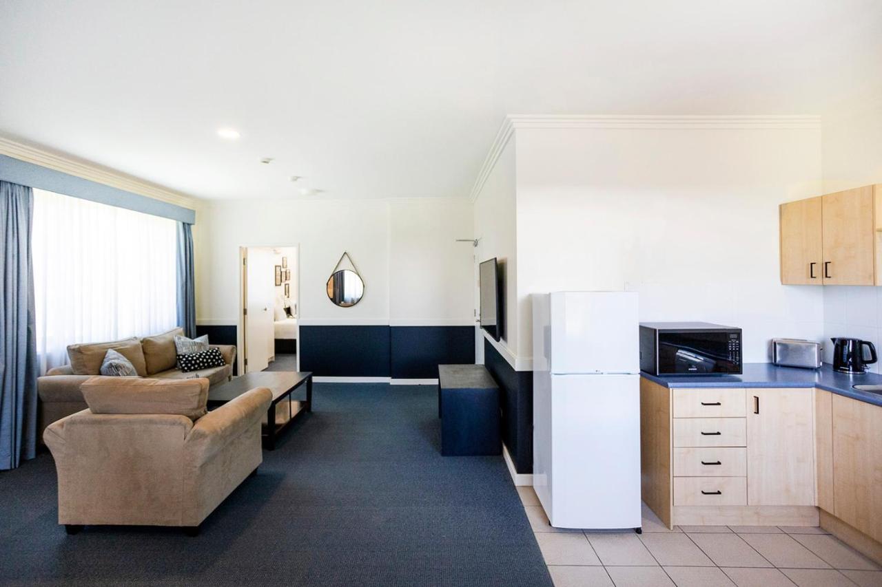 Hawkesbury Race Club Motel Windsor Exteriér fotografie A typical studio apartment