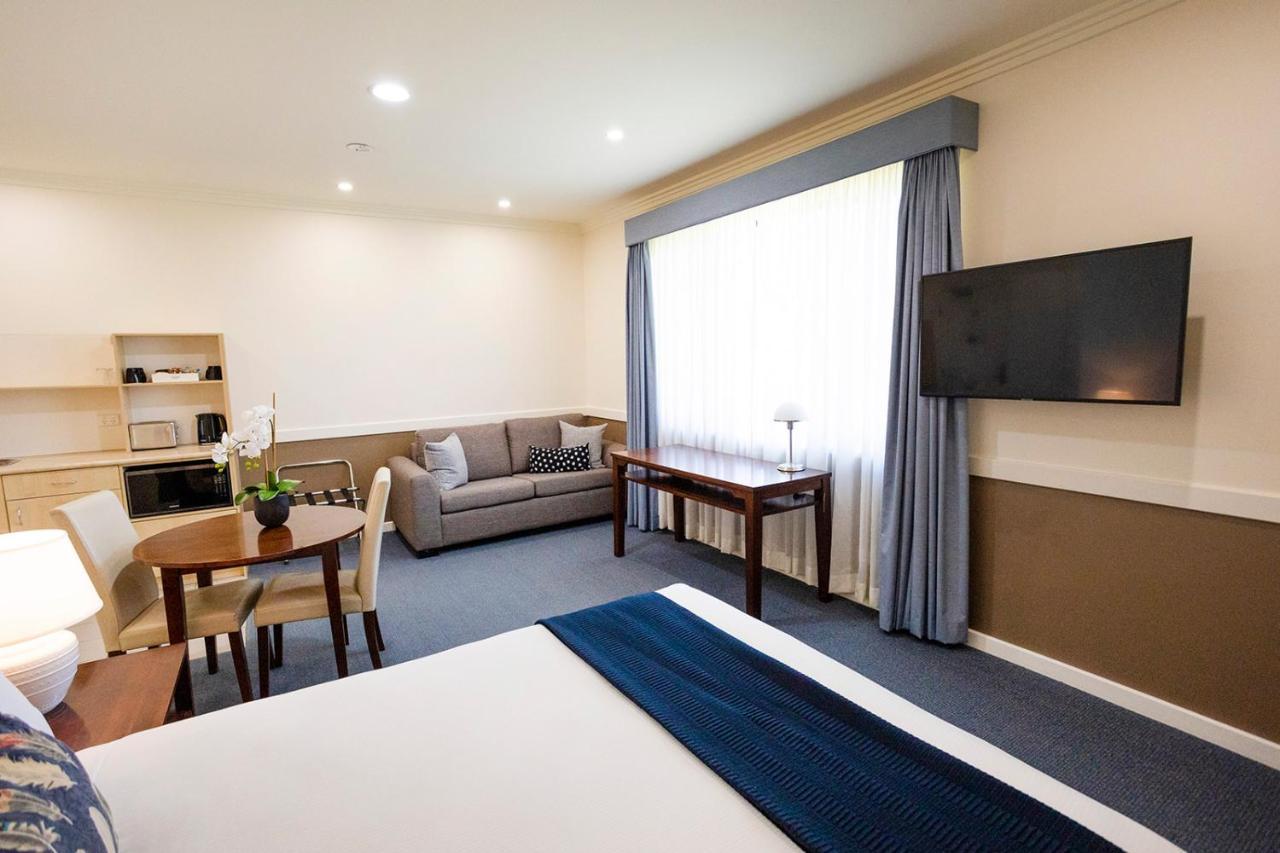 Hawkesbury Race Club Motel Windsor Exteriér fotografie A suite at the hotel