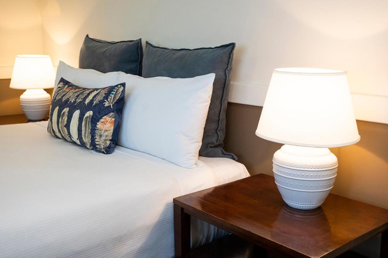 Hawkesbury Race Club Motel Windsor Exteriér fotografie A bed with pillows
