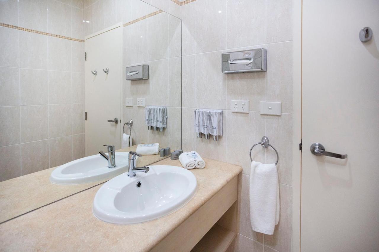 Hawkesbury Race Club Motel Windsor Exteriér fotografie Bathroom