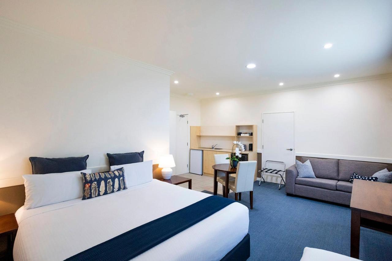 Hawkesbury Race Club Motel Windsor Exteriér fotografie A typical studio apartment