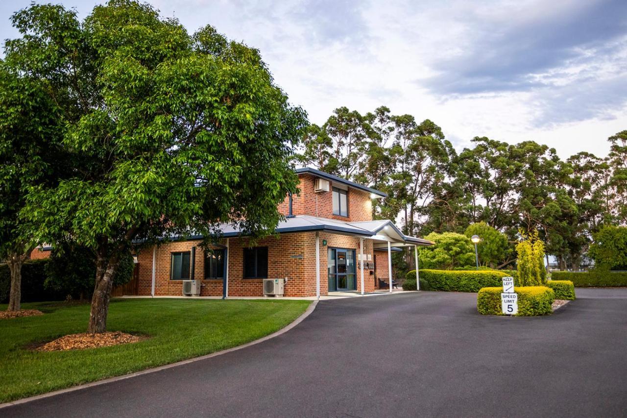 Hawkesbury Race Club Motel Windsor Exteriér fotografie The main entrance to the school