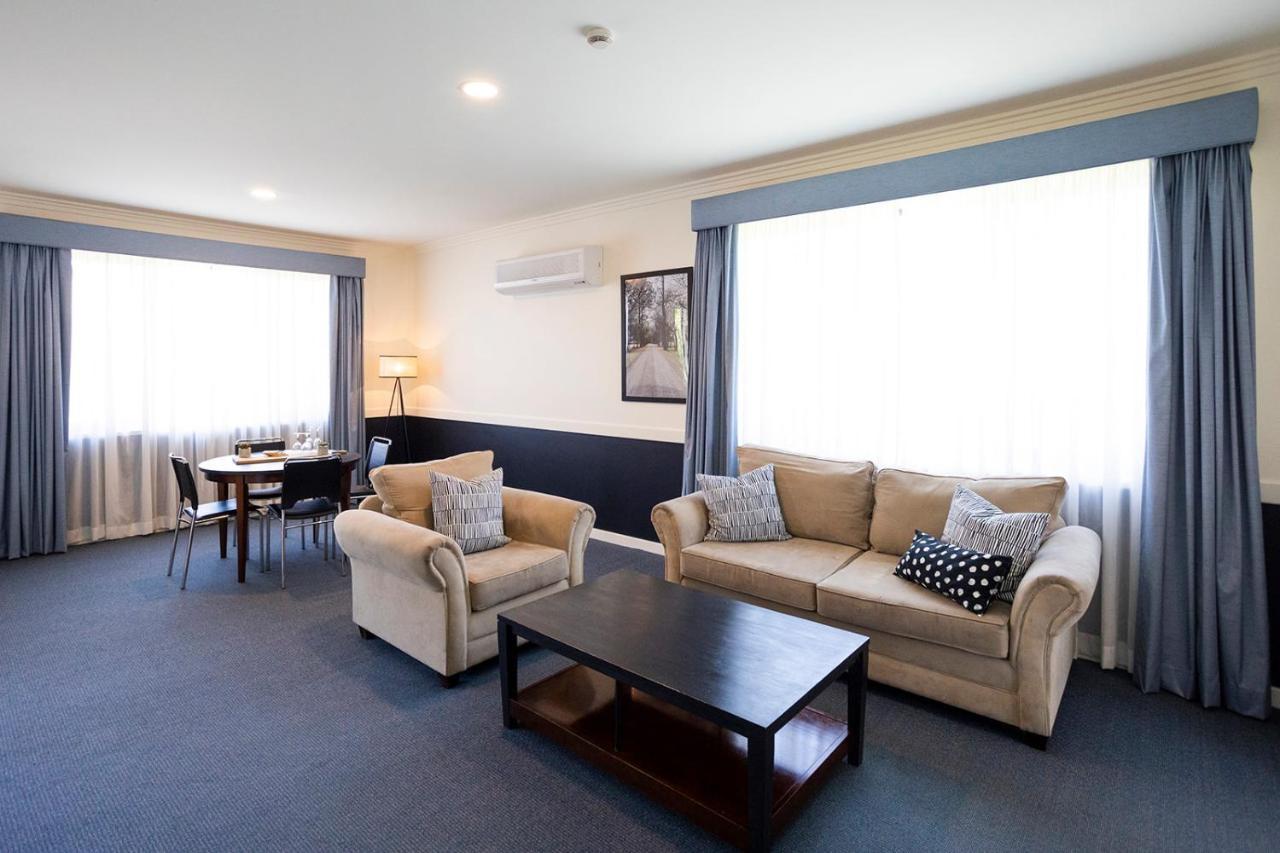 Hawkesbury Race Club Motel Windsor Exteriér fotografie A suite at the hotel