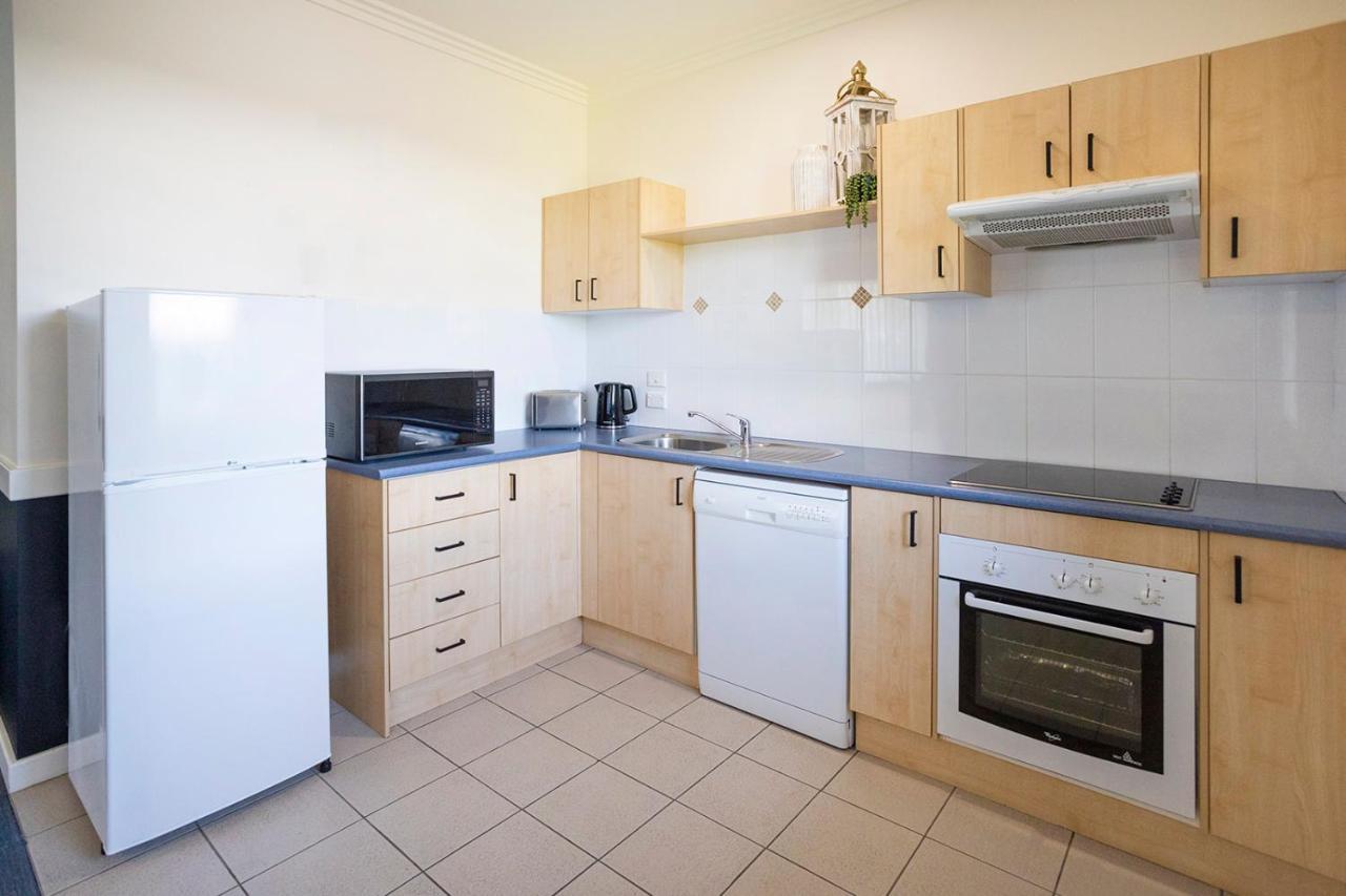 Hawkesbury Race Club Motel Windsor Exteriér fotografie A typical kitchen in a student apartment