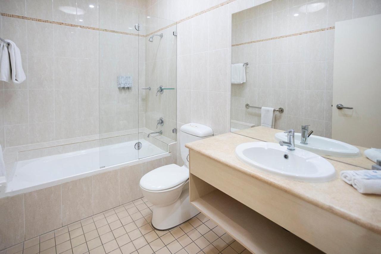 Hawkesbury Race Club Motel Windsor Exteriér fotografie Bathroom with shower enclosure