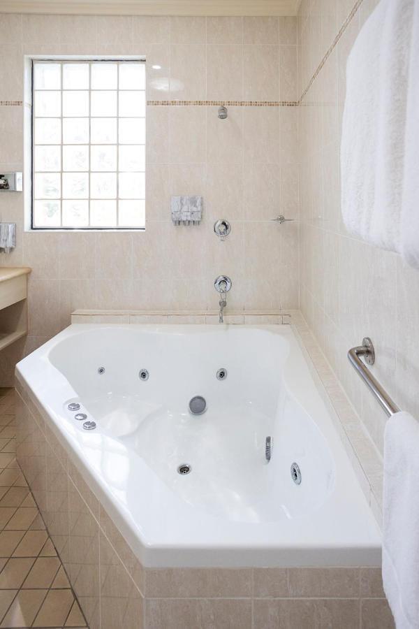 Hawkesbury Race Club Motel Windsor Exteriér fotografie A whirlpool bathtub