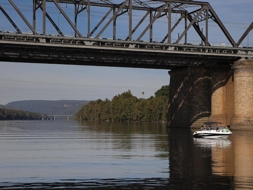 Hawkesbury Race Club Motel Windsor Exteriér fotografie The bridge from the west